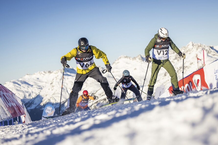 Skifahrer beim Rennen in den Alpen am Weißen Ring