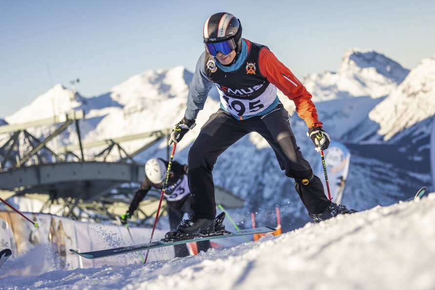 Skifahrer beim Start eines Rennens im Gebirge.