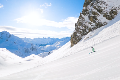 Ein Skifahrer fährt eine steile Piste am Arlberg hinunter.