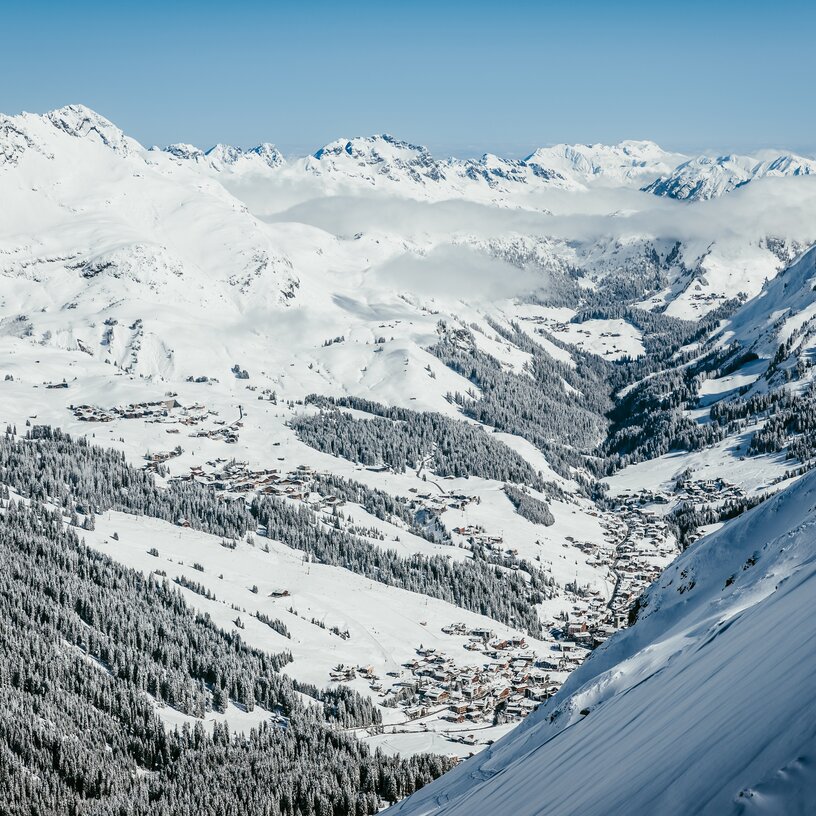 Verschneites Gebirgstal der Skiregion Lech Zürs am Arlberg mit klarer Sicht.