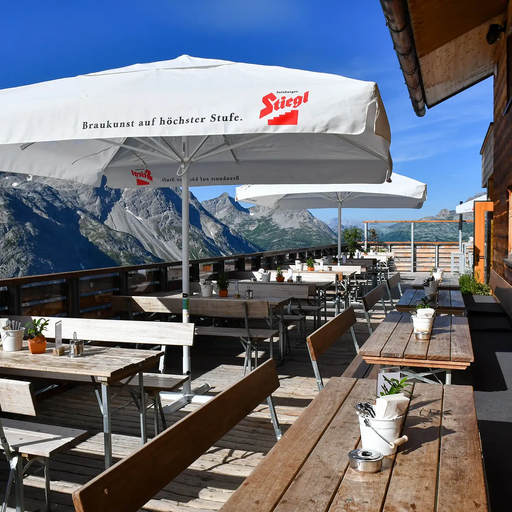 Gemütliche Terrasse mit Sonnenschirmen und Bergblick am Familienberg Kriegerhorn.
