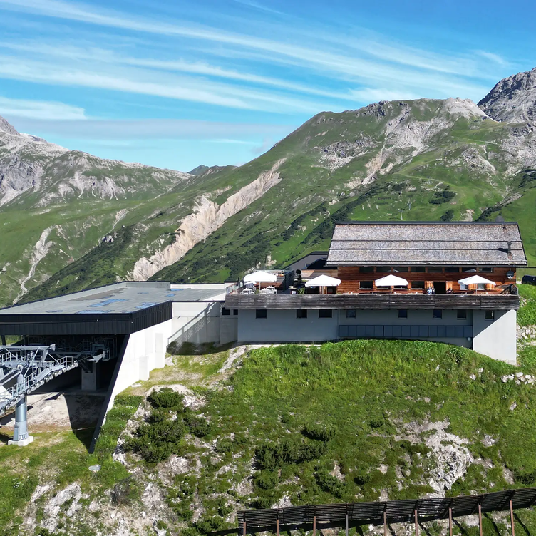 Hütte und Seilbahnstation am Familienberg Kriegerhorn am Arlberg.