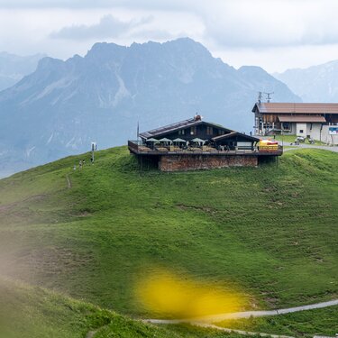 Bergrestaurant Seekopf im Sommer mit malerischem Ausblick.