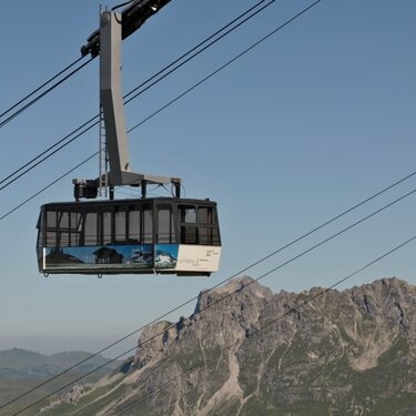 Rüfikopfbahn am Panoramaberg Rüfikopf vor alpiner Landschaft.