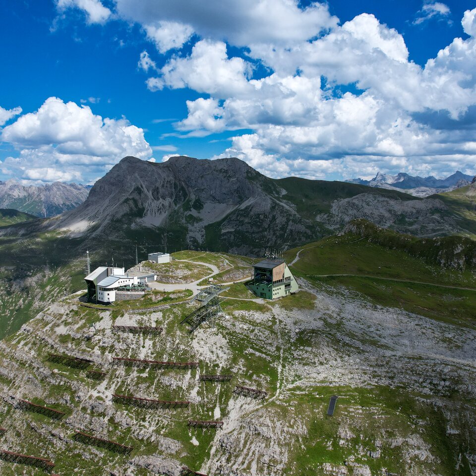 Bergstation am Panoramaberg Rüfikopf unter blauem Himmel.