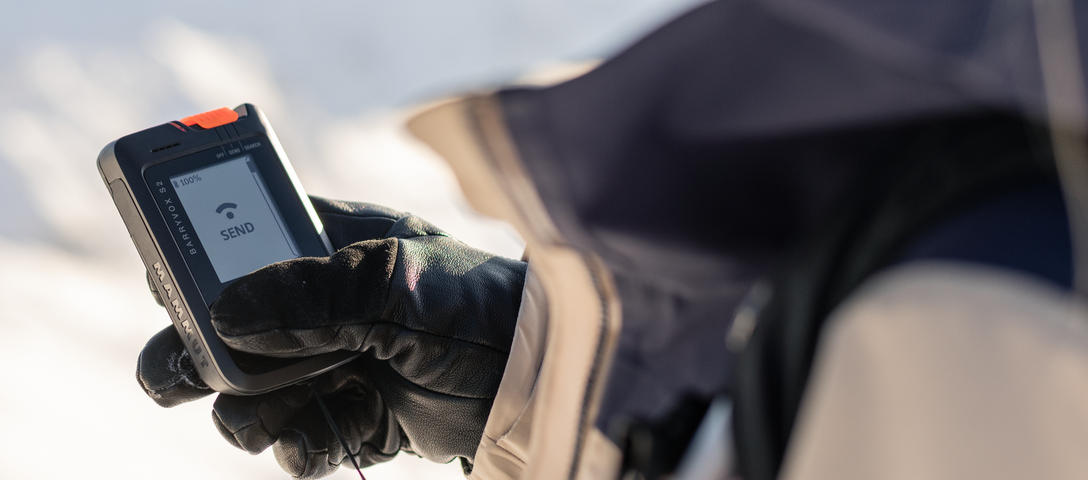 Eine junge Teilnehmerin der Mammut Safety Roadshow hält ein LVS in der Hand.