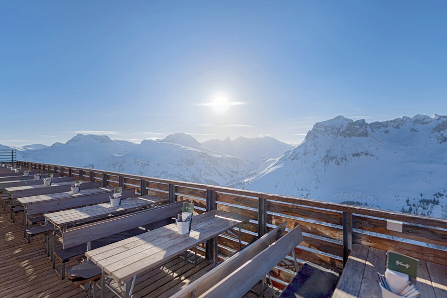 Leere Terrasse der Balmalp bei morgendlichen Sonnenschein.