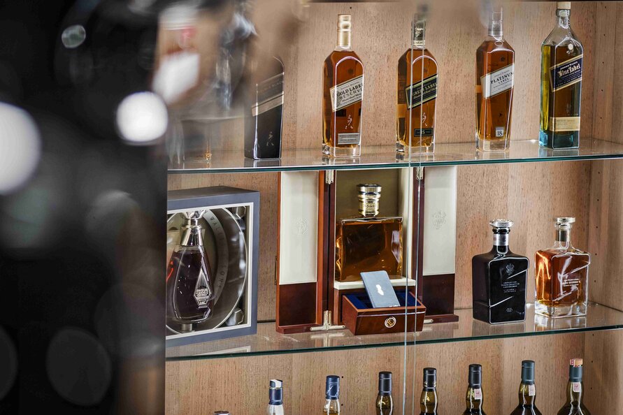 Eine Auswahl von Whiskys in einer Glasvitrine im Schlegelkopf Restaurant.