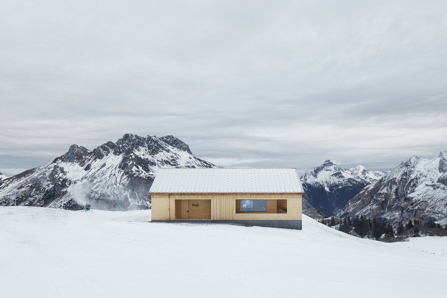 Verschneite Berglandschaft mit Skihütte Der Wolf.