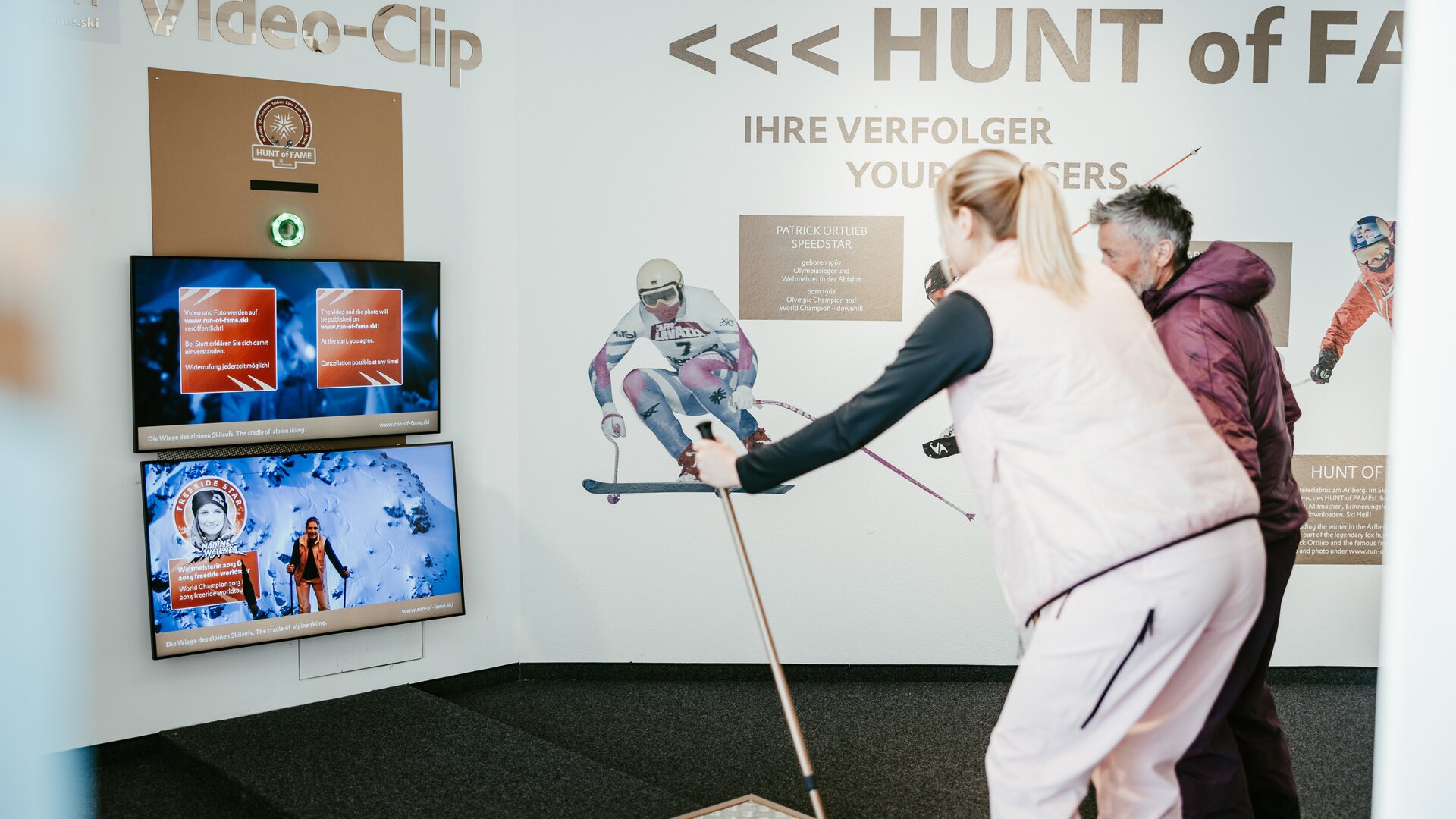 Besucher nutzen interaktive Skisimulation "Hunt of Fame" im Museum 'Run of Fame'.