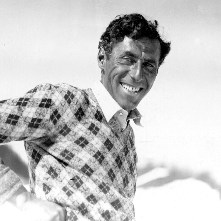 Schwarz-Weiß-Bild:  Hannes Schneider lächelt in die Kamera.