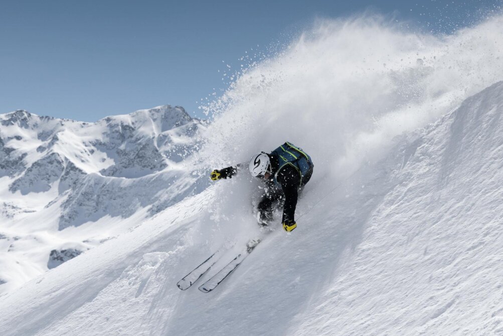 Ein Skifahrer in Aktion auf einer steilen Freeride-Piste in St. Anton.