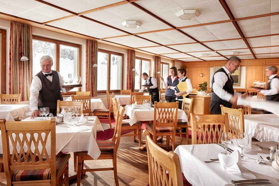 Restaurant im Berghotel Körbersee mit Kellnern beim decken der Tische.